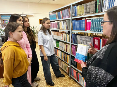 Студенты в библиотеке