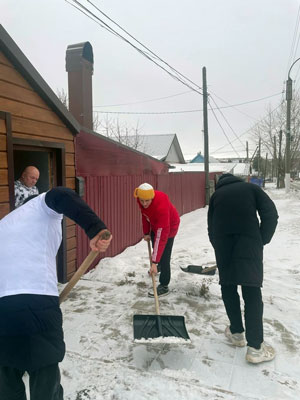 Очистили двор от снега