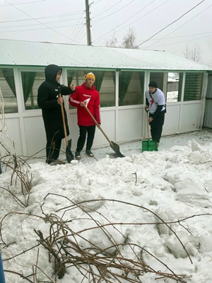 Очистили двор от снега