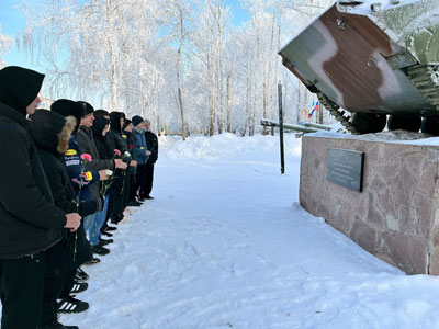 Возложение цветов на Мемориальном комплексе