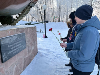 Возложение цветов на Мемориальном комплексе