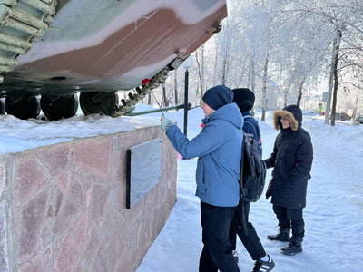 Возложение цветов на Мемориальном комплексе