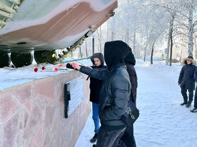 Возложение цветов на Мемориальном комплексе