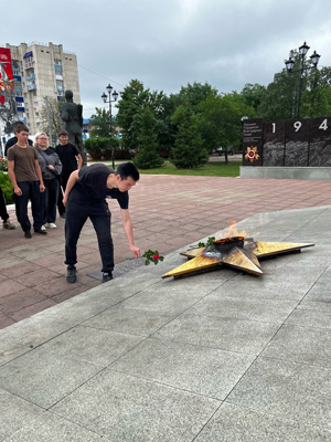 Традиция возложения венков и цветов в День памяти