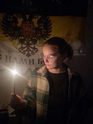 Зажигаются свечи в ночной тишине