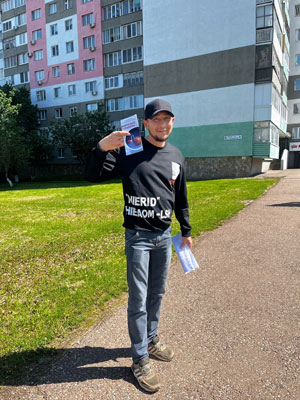 Студенты распространяли информационные буклеты Думай о будущем сегодня