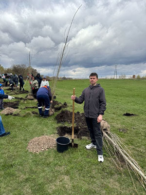 Посадка пирамидальных тополей в ходе акции Зелёная Башкирия